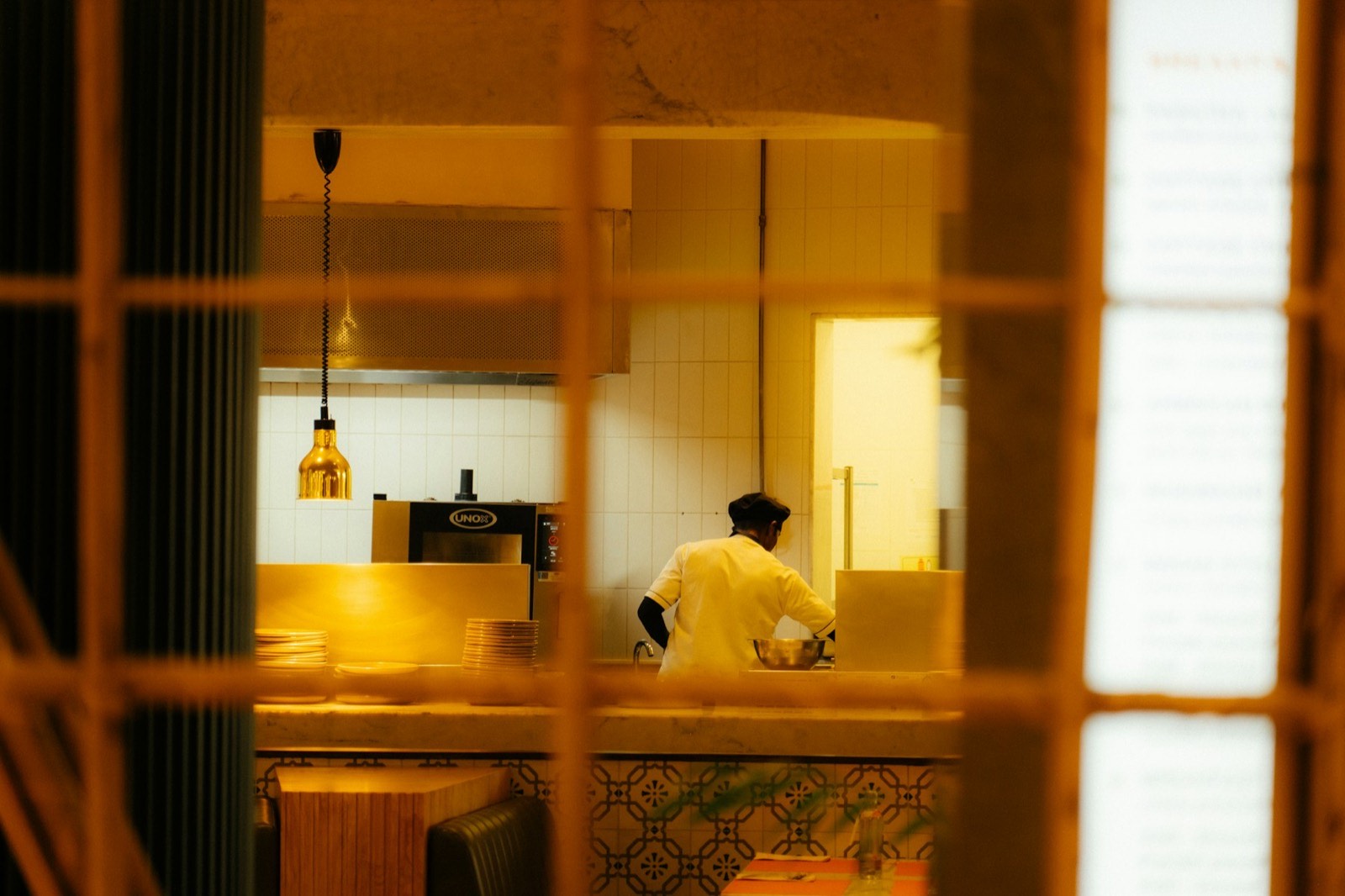 Cocina de restaurante de noche